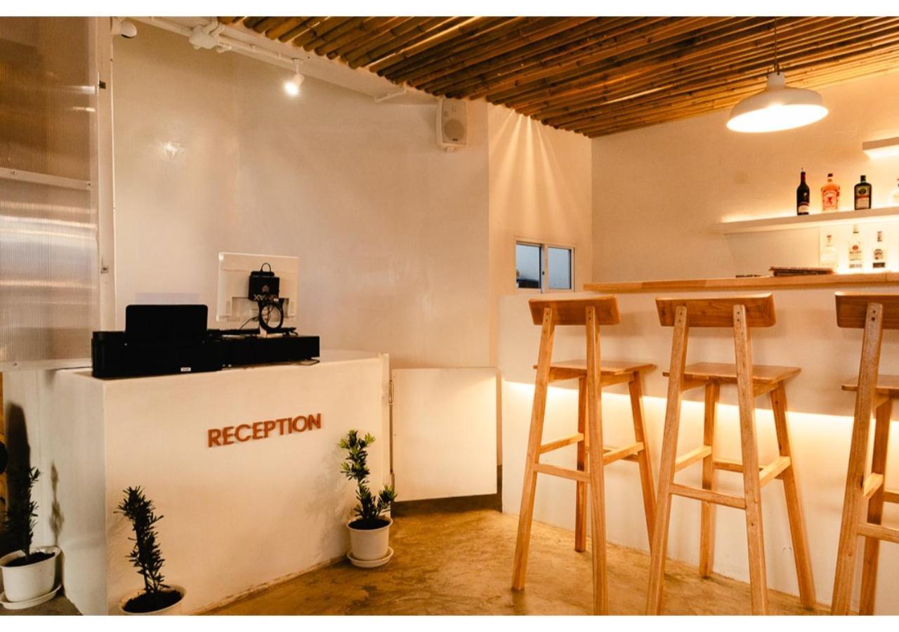 Near Me Hostel And Bistro 코타오 외부 사진