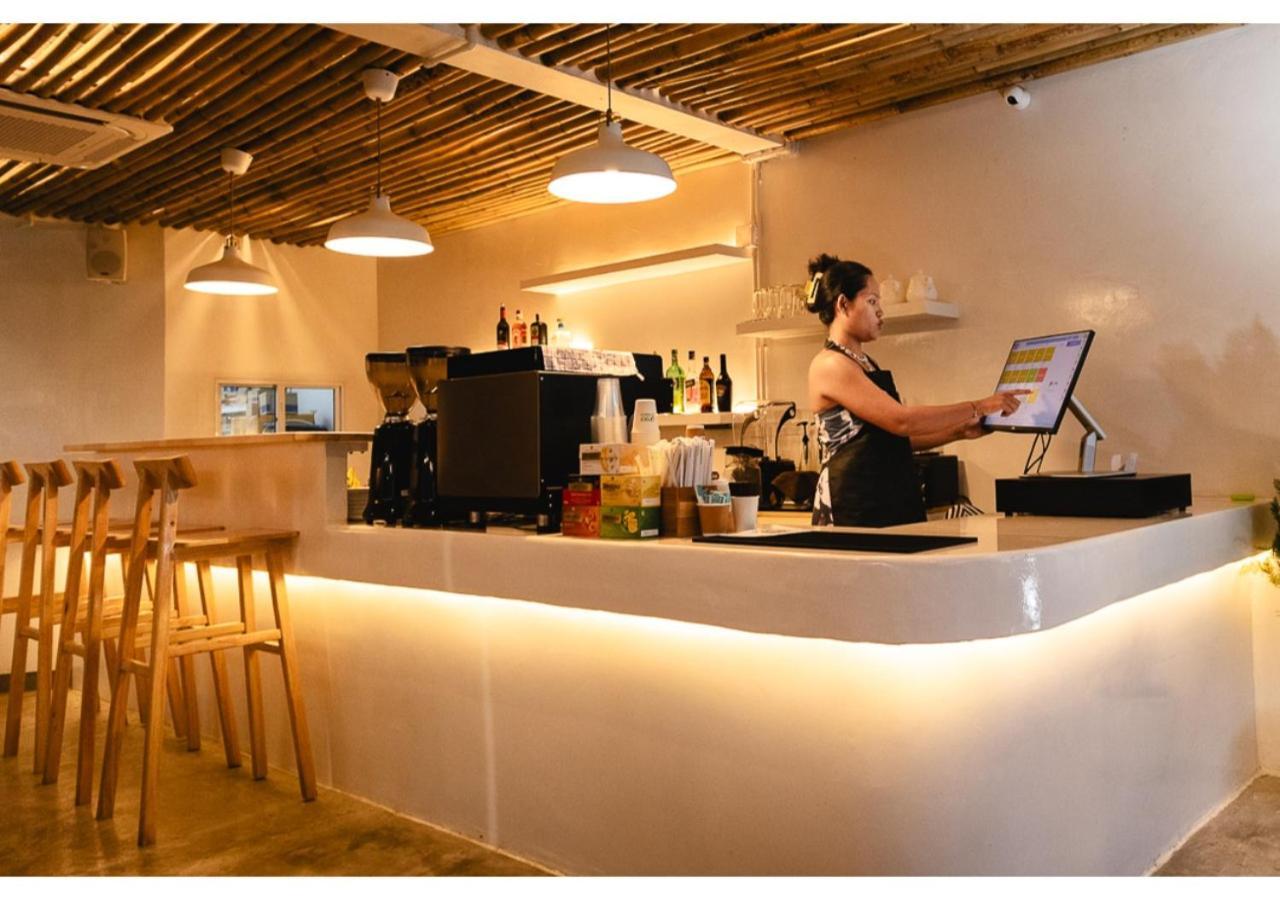 Near Me Hostel And Bistro 코타오 외부 사진